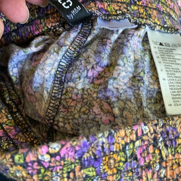 H&M Divided Floral Print Shorts. Size 4 - Picture 5 of 6